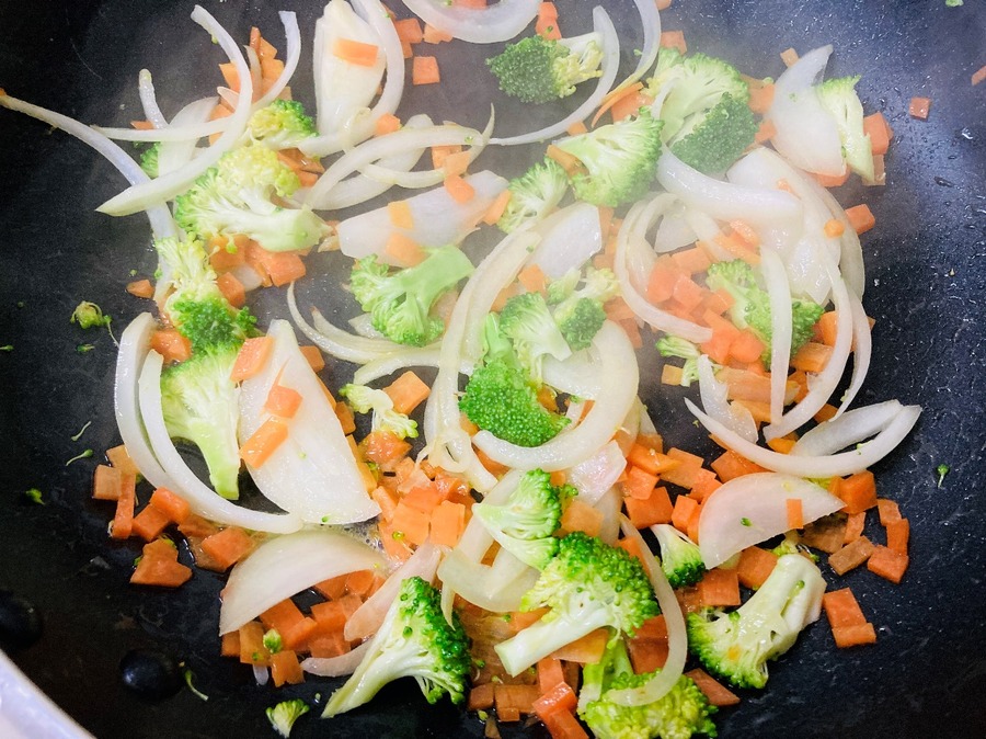 カラフルキッシュの材料を炒める