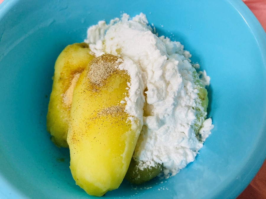 じゃがいもをつぶしています