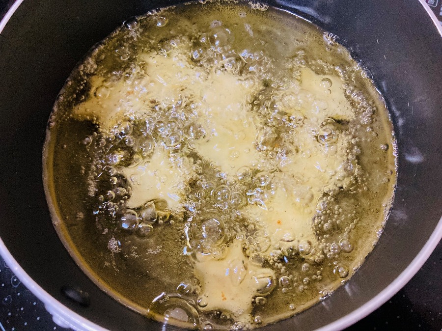 油で揚げています