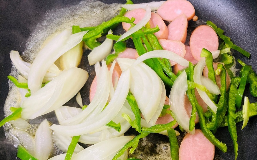 ナポリタンの具材を炒める