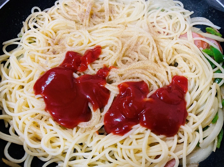 麺と合わせてケチャップで味付け