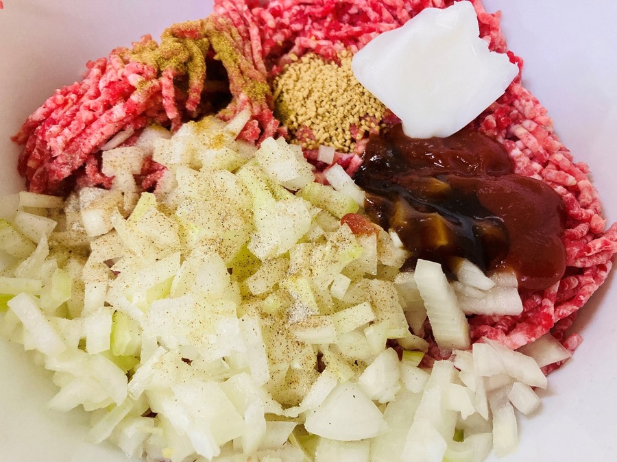 塩胡椒を混ぜてマッシュポテトを作っていきましょう