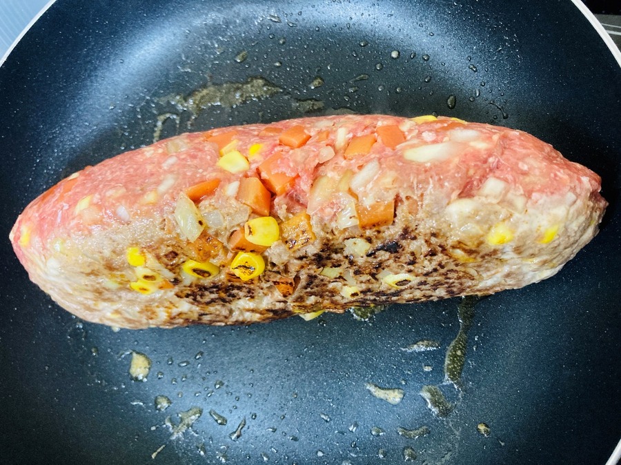 サラダ油を熱したフライパンの上に乗せます