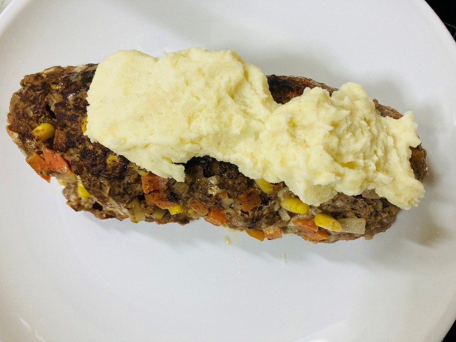 マッシュポテトを表面に塗っていきます