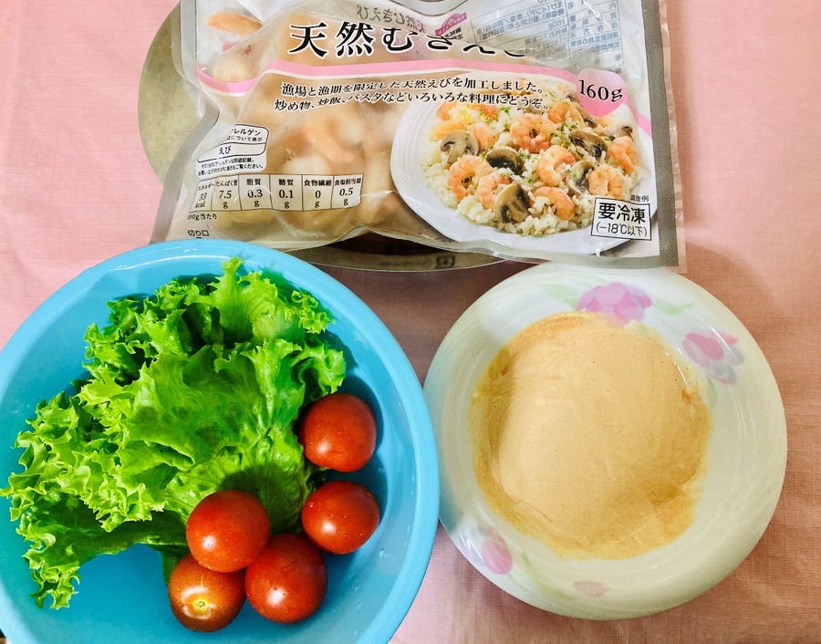 むきえびと野菜のカクテルサラダの材料