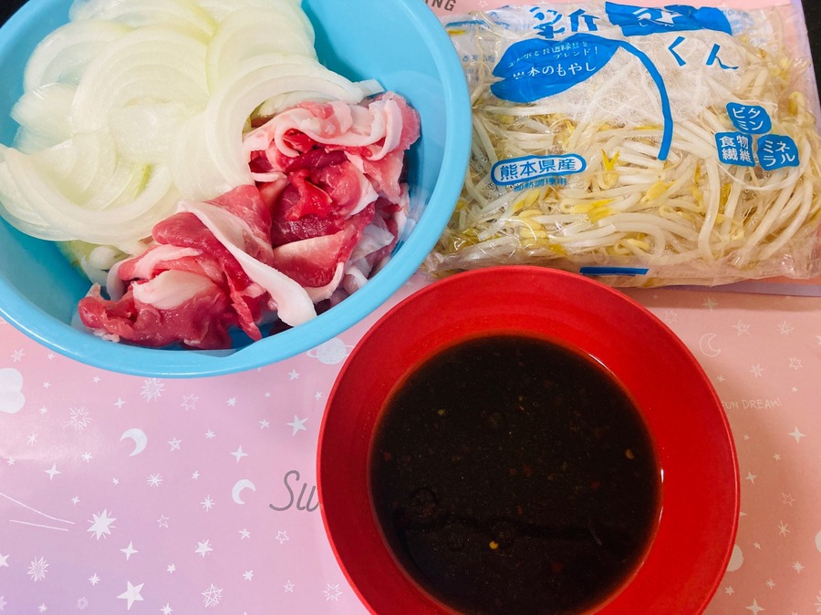 豚こまとモヤシのガーリックすた丼の材料