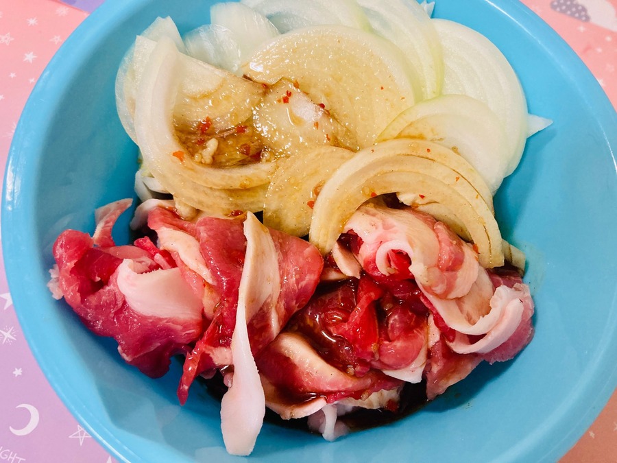 もやしと豚こま肉のガーリックすた丼の下味付け