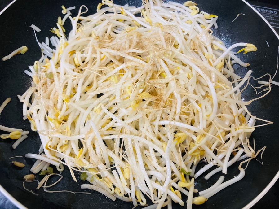 モヤシを炒めています