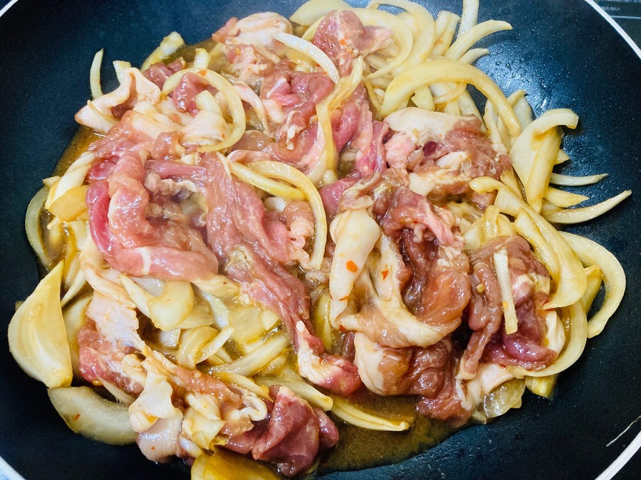 材料を合わせてさらにフライパンで炒めます
