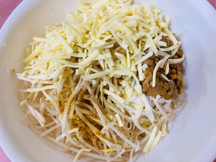 納豆ともやしのお好み焼き風チーズピザの材料をボウルにイン