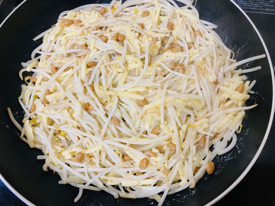 納豆ともやしのお好み焼き風チーズピザの材料をフライパンに広げました