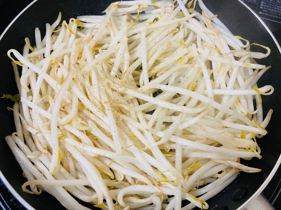 もやしを炒めています