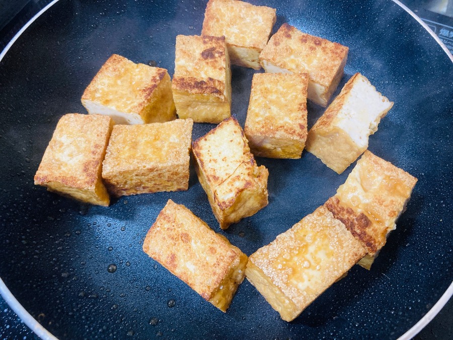 厚揚げを焼いています
