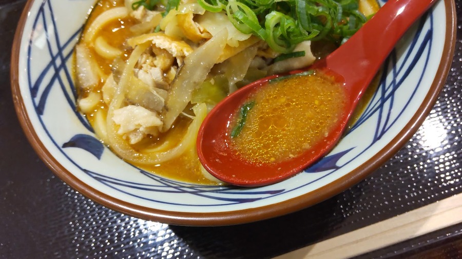 レジ横でねぎ、おろししょうがをトッピング