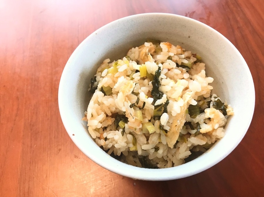 冷蔵庫にあまった小松菜と油揚げで作る！炊き込みご飯
