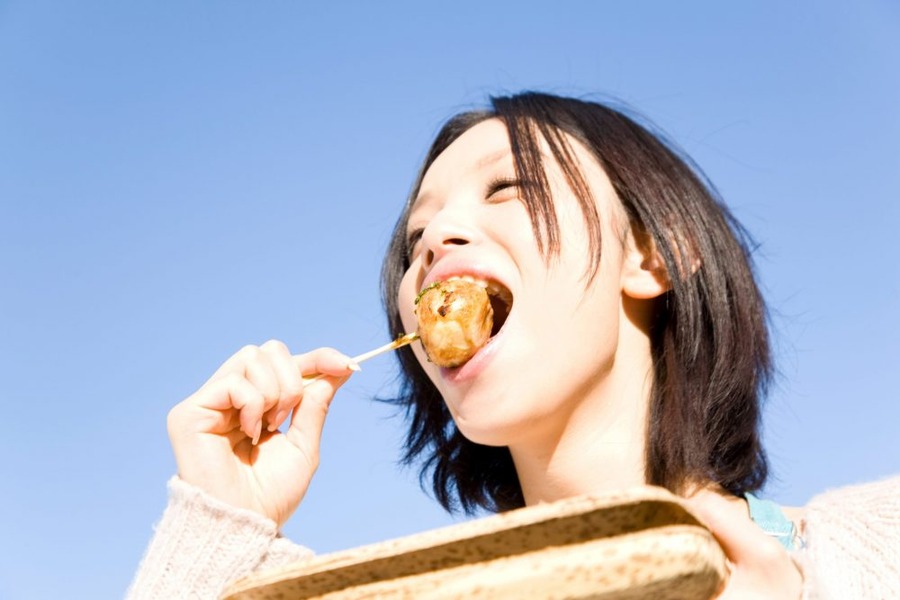 たこ焼きを食べる女性