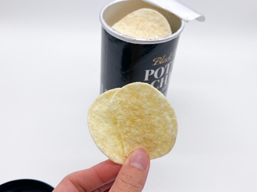 黒トリュフポテトチップスを開封