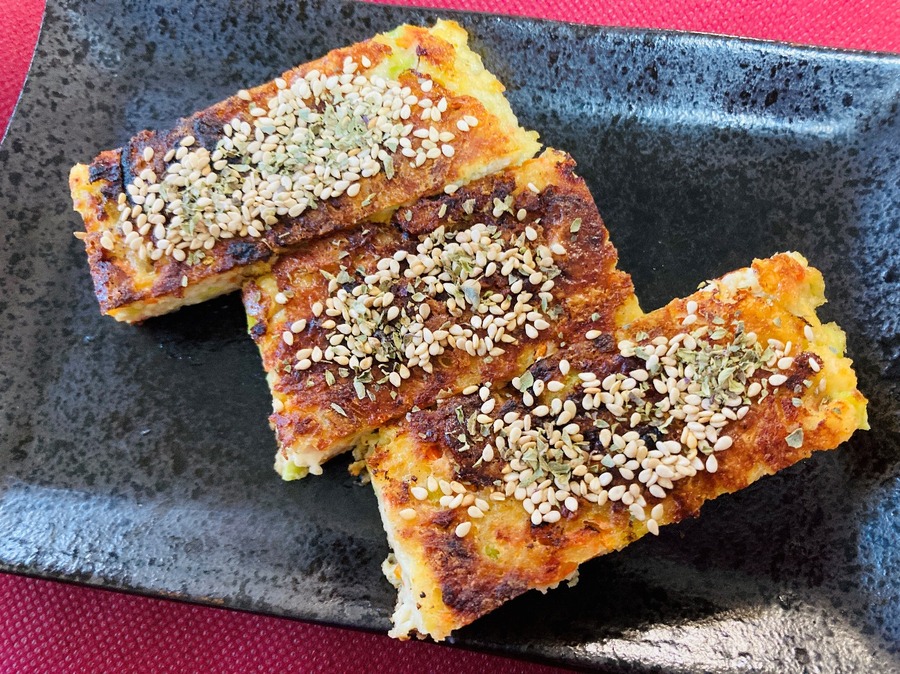 乾燥オレガノと炒りごまを散らして完成