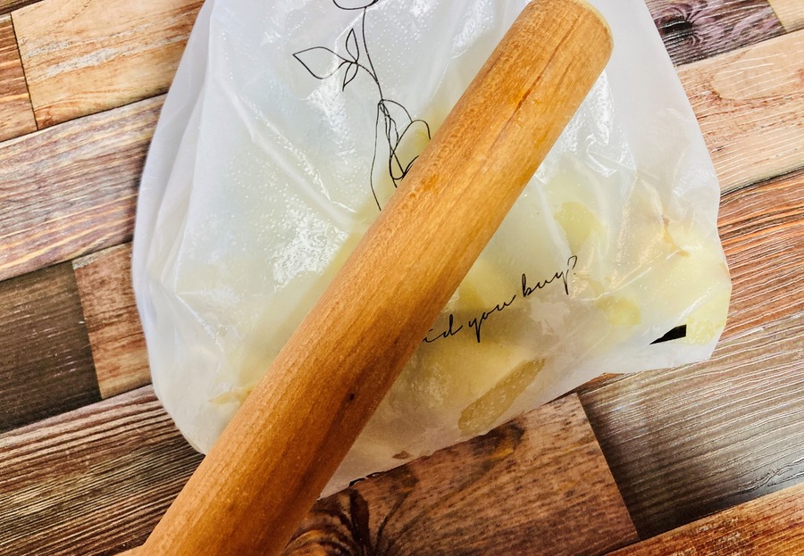 外側からめん棒でペースト状になるまでしっかり叩く