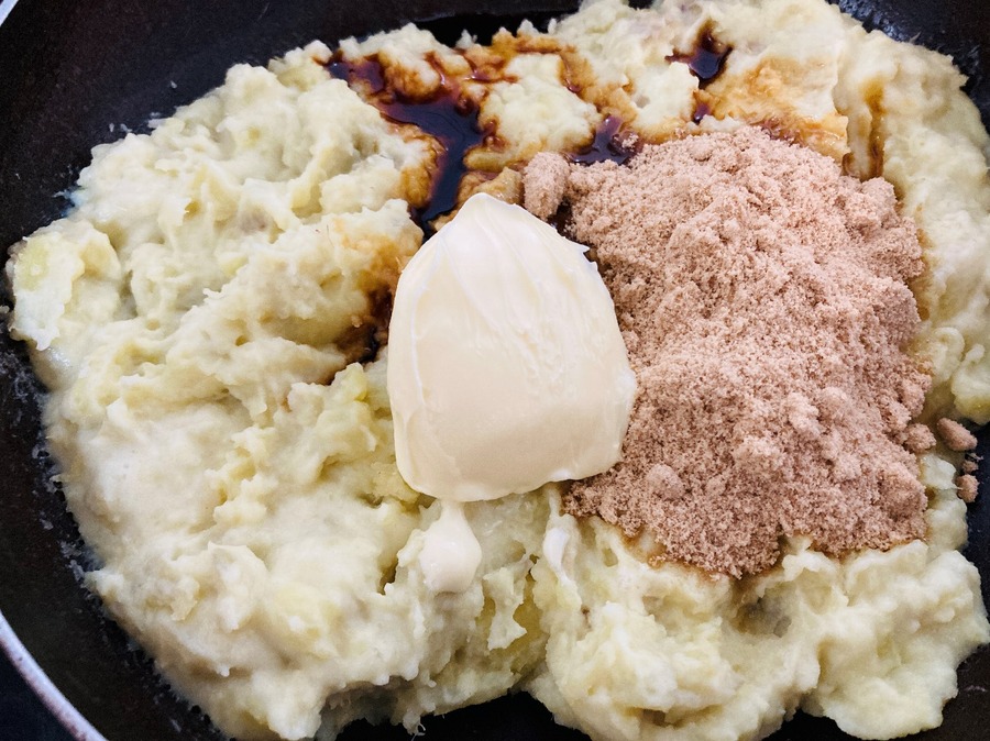 水分を飛ばすように弱火でしっかり混ぜ合わせる