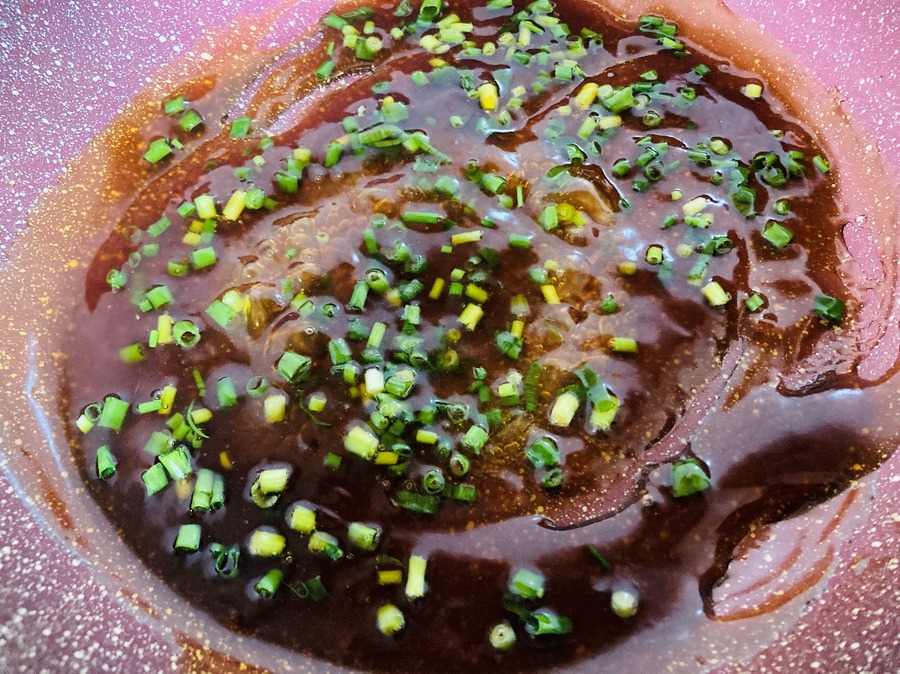 とろみがついたら小口切りにした万能ねぎを加えましょう