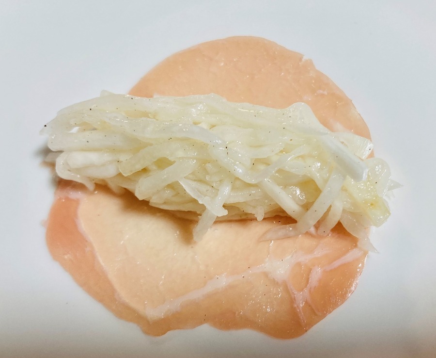 かぶのマリネを適量乗せます