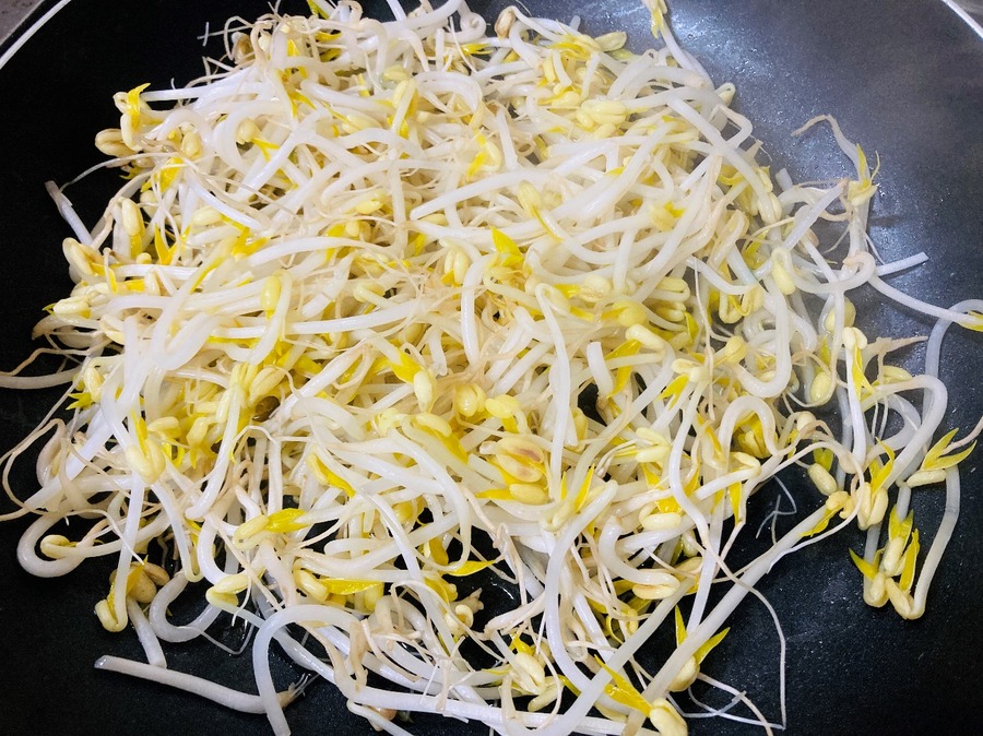 もやしを炒めています