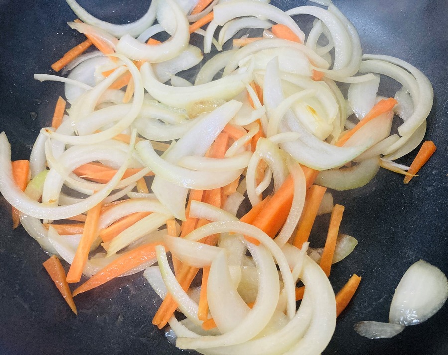 にんじんとたまねぎを炒める