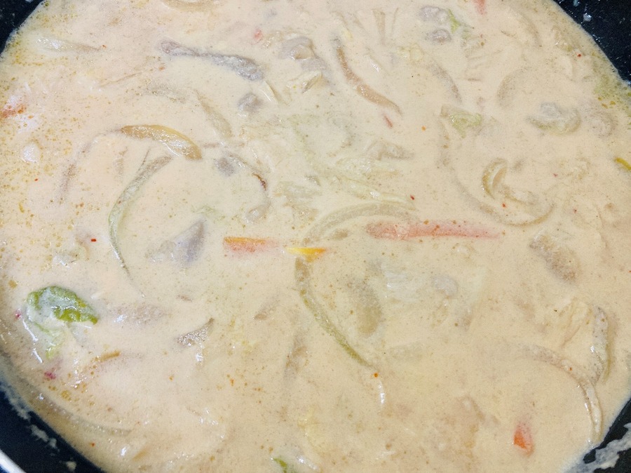 豆乳を入れて煮込む