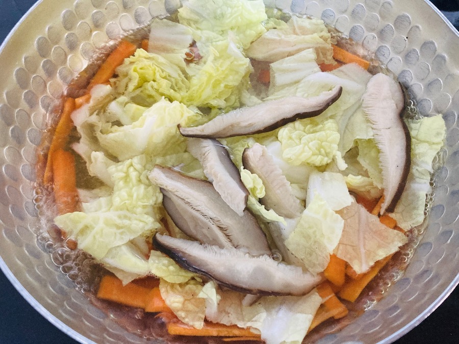 材料を鍋にイン