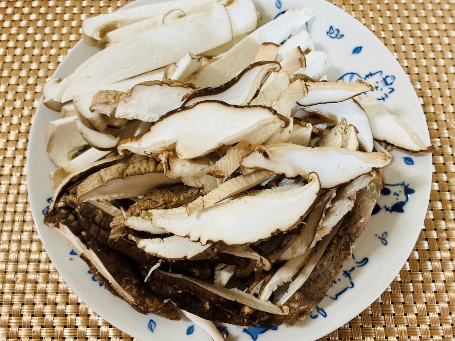 きのこをカットしました