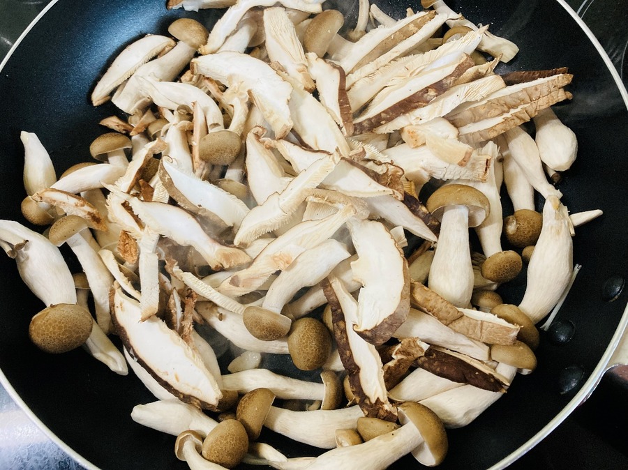 フライパンできのこを炒める