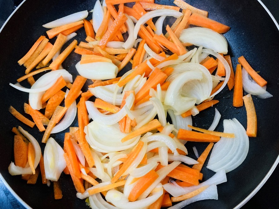 にんじんとたまねぎを炒めています