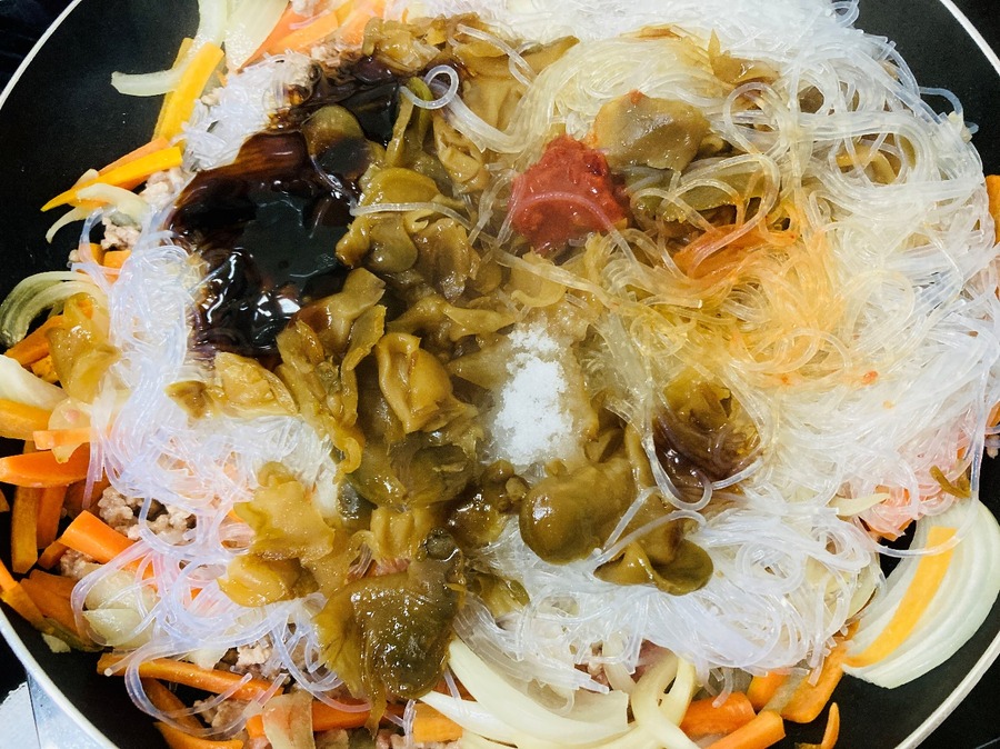 春雨と調味料をイン