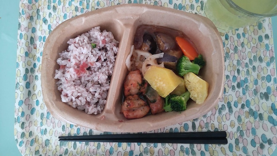 梅ごはんはさっぱり。野菜も食べごたえのある大きさ