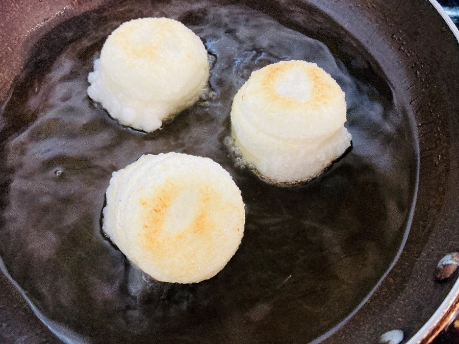 餅をこんがりと揚げていきます