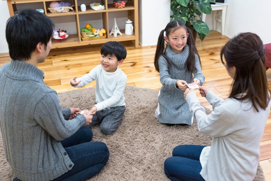 お年玉をもらう子供達