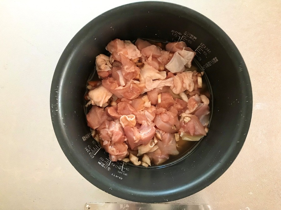 米の上に餠をのせ、その上に野菜と鶏肉をのせる