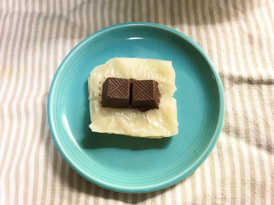 餠を広げて中央にチョコをのせる