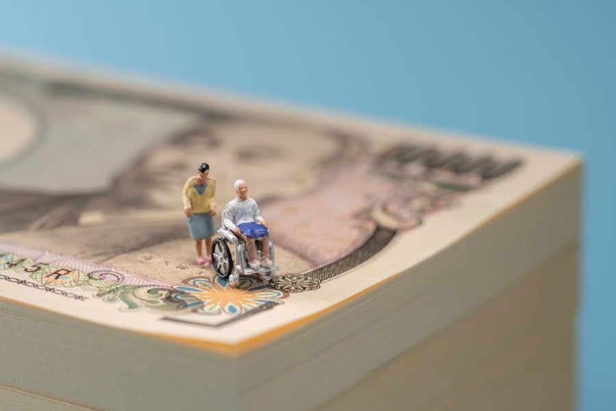 年金の繰下げ受給と介護の負担に注意