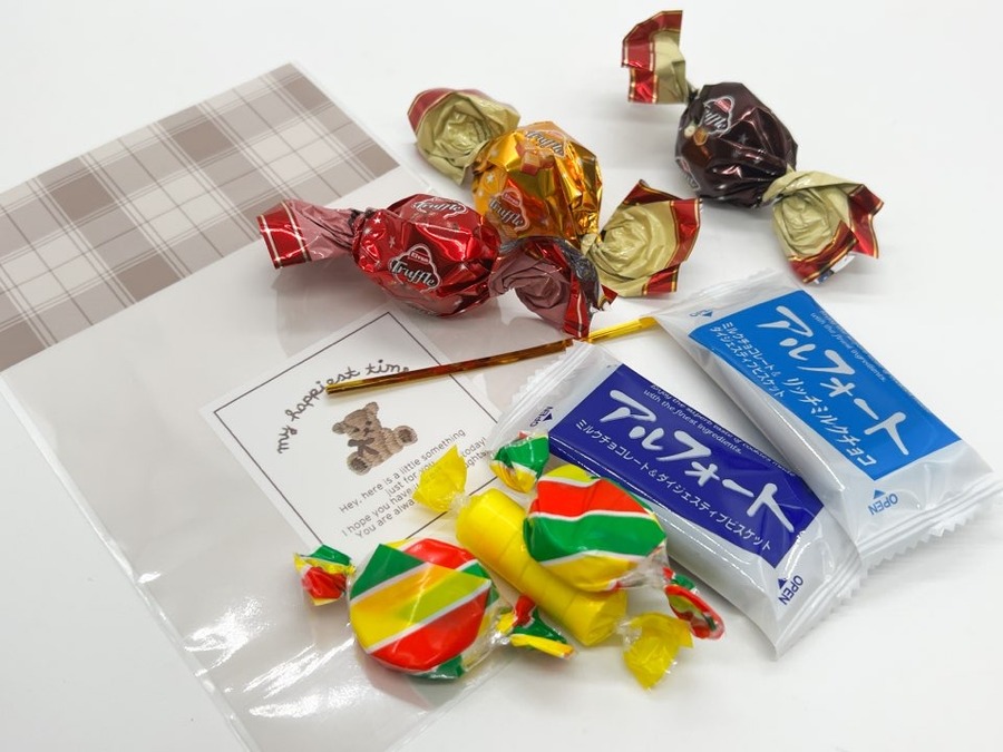 義理チョコをラッピングします