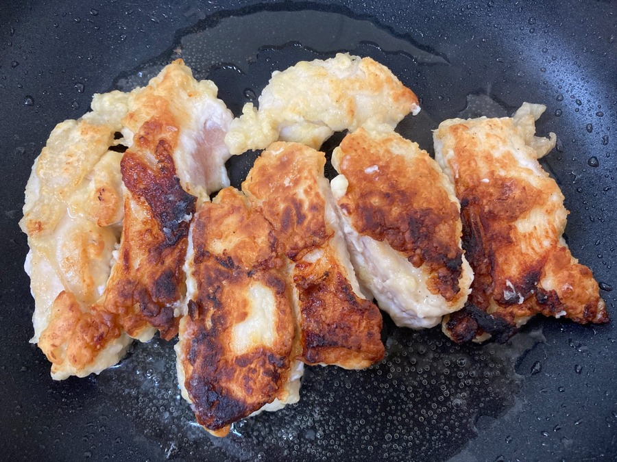 こんがりと焼き色がついたら弱火に切り替え、蓋をして中に火が通るまで蒸し焼き