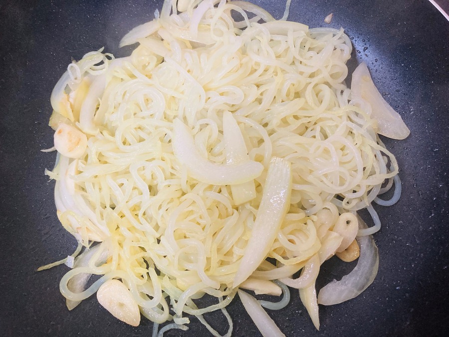 薄切りの玉ねぎとにんにくを加えて炒めていきます