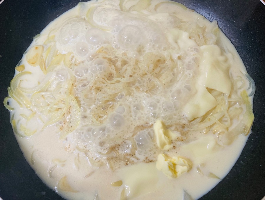 解凍してよく水気を切った白滝を加えて炒めていきます