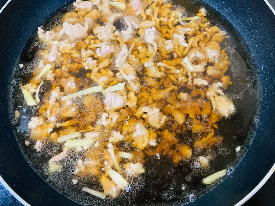 水・麺つゆ・みりん・顆粒あごだしの素・砂糖を加えます