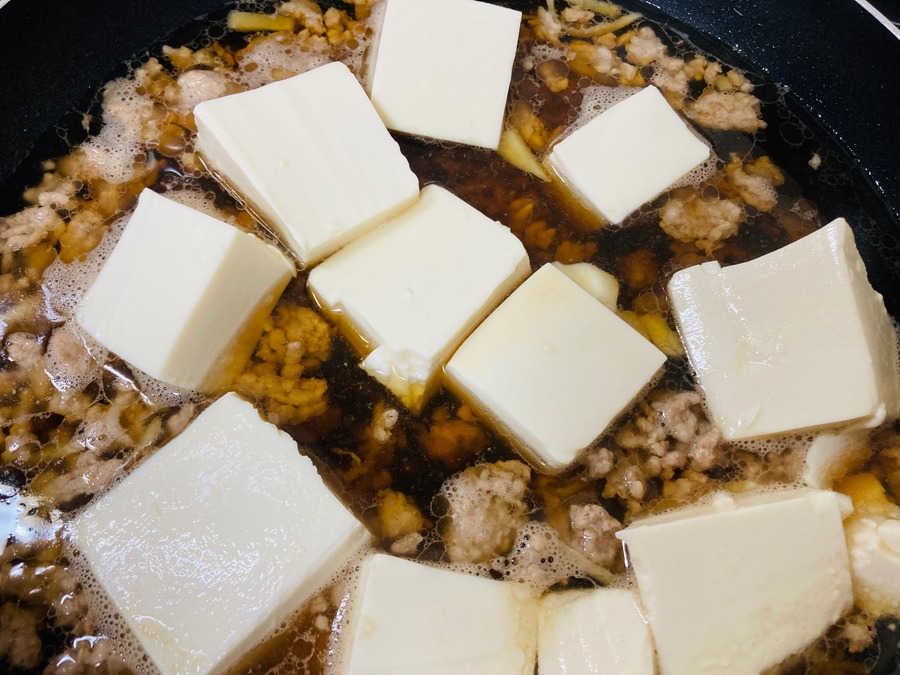 食べやすい大きさに切った絹ごし豆腐を加えます