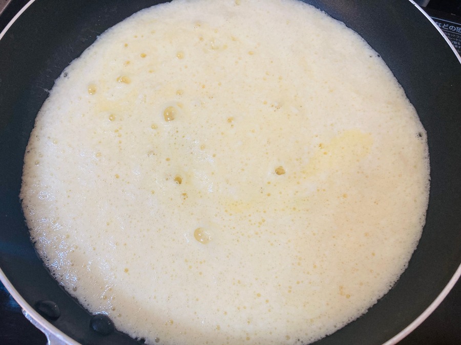 フライパンに流しいれたところ