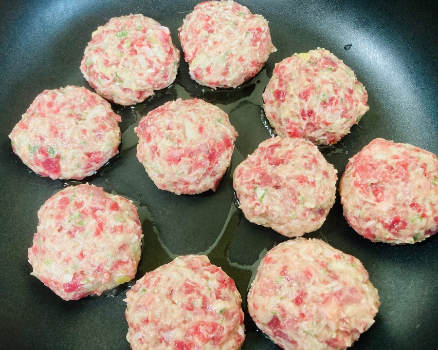 砂肝つくねを焼いています