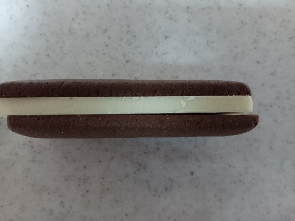 固く焼かれたクッキーに分厚いホワイトチョコレートがはさまっています