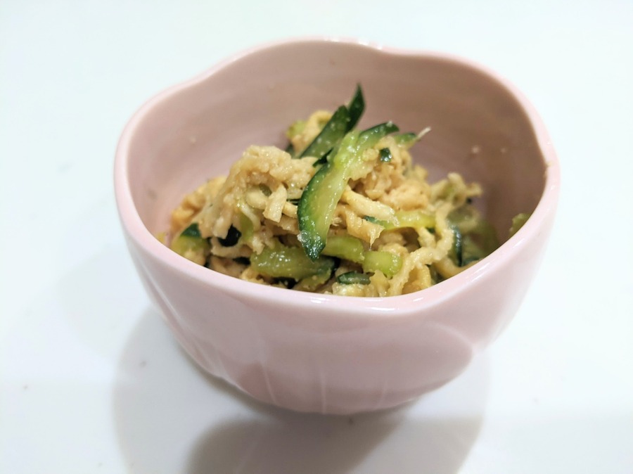 ボウルに盛られたパスタ料理 自動的に生成された説明